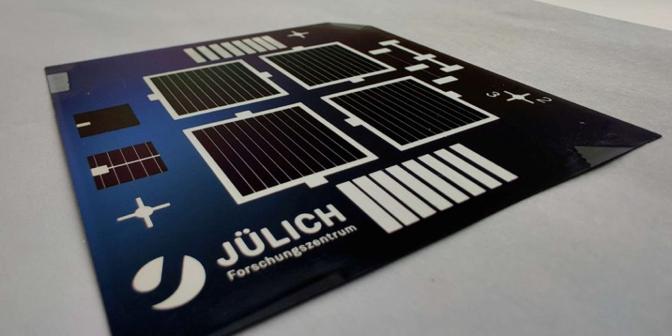 Prototyp der fertigen Solarzellen in Laborgröße. Auf dem Siliziumwafer sind vier jeweils vier Quadratzentimeter große Solarzellen zu sehen, die jeweils mit siebgedruckten Silberkontakten kontaktiert und eingerahmt sind. Bild: Forschungszentrum Jülich