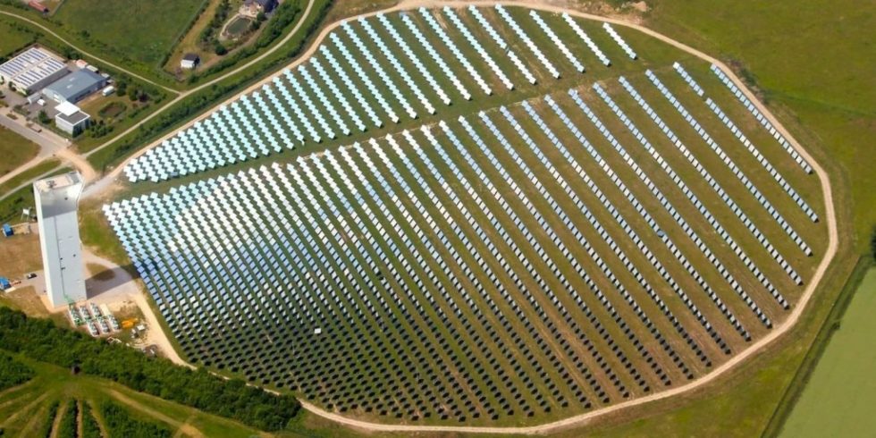 Blick aus der Luft auf die 2 153 beweglichen Spiegel des Solarturmkraftwerks in Jülich. Es ist eine entscheidende Komponente, um Sonnenenergie in Form von Schwefel zu speichern. Bild: DLR