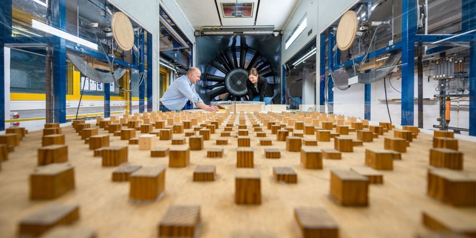 Im Bochumer Grenzschichtwindkanal finden Vorbereitungen zum nächsten Test eines Windkanalmodells statt. Foto: Damian Gorczany 