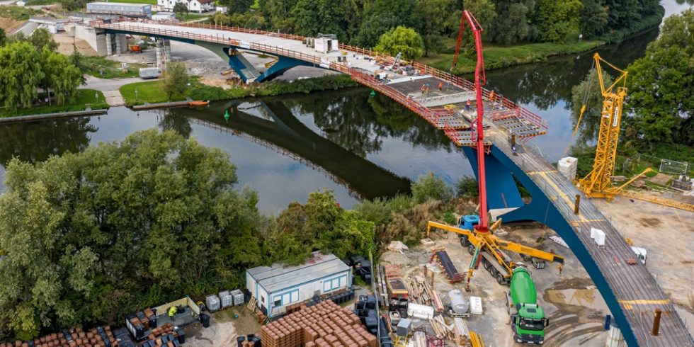 Geschwungen wird die neue Brücke über den Neckar bei Benningen führen. Foto: PERI Deutschland
