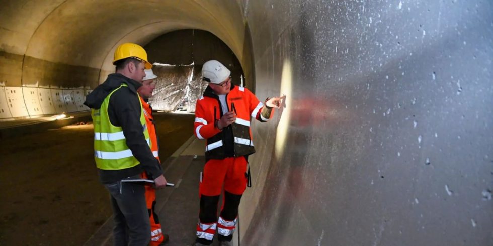 Die flächendeckende Beschichtung des Augbergtunnels wird überprüft. Foto: Sika Deutschland GmbH