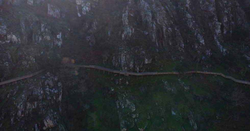 Luftpanorama von der Holzstegtreppen Treppe des Naturwanderwegs Passadicos do Paiva.