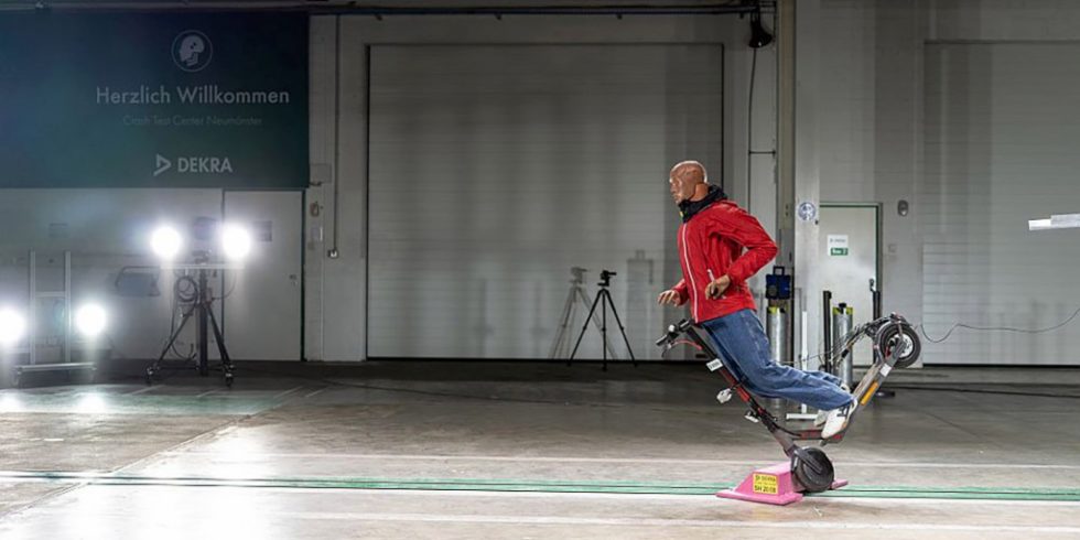 DEKRA Crashtest mit einem E-Scooter: Die klaren Regeln, die in Deutschland gelten, sind sinnvoll, werden aber von zu vielen Nutzern – aus Unkenntnis oder mit Absicht – missachtet. Quelle: DEKRA e.V.