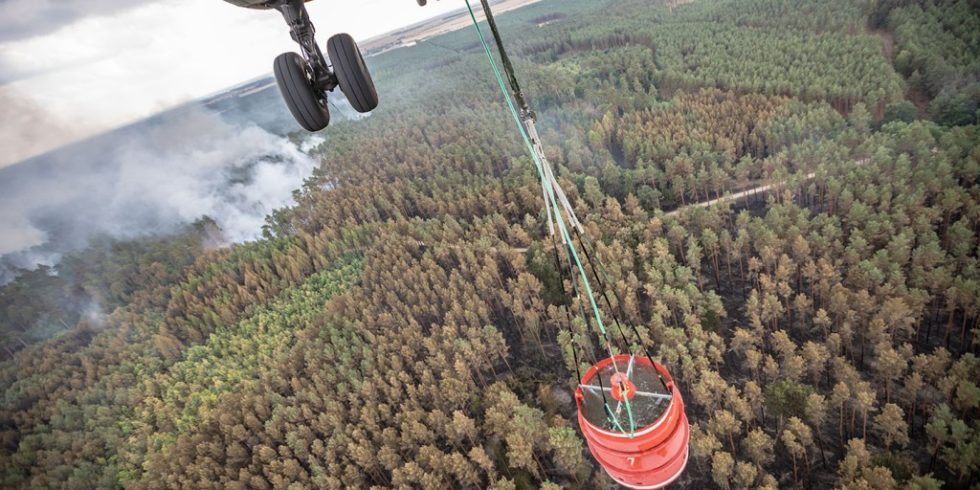 Das Hubschraubergeschwader 64 aus Holzdorf leistet Amtshilfe und unterstützt mit einem Transporthubschrauber CH-53GA die Löscharbeiten eines Waldbrandes nahe Treuenbrietzen in Brandenburg, am 24.08.2018.Foto: Bundeswehr/Heyn