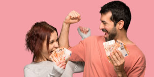 Frau und Mann freuen sich über erstes Gehalt