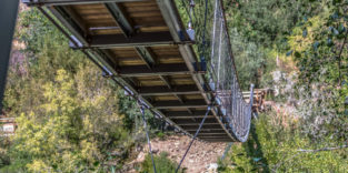 Aufnahme laengste Haengeseilbruecke von unten