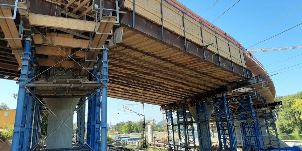 In Vilshofen verläuft die neue Ortumgehung über eine leicht geschwungene Brückenkonstruktion. Foto: thyssenkrupp Infrastructure