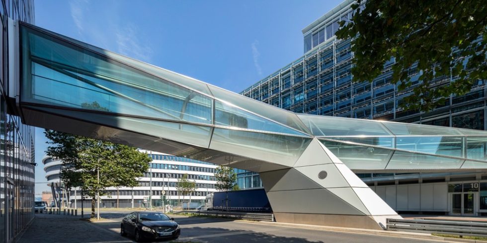 Die 35 Meter lange Capricorn Brücke verbindet im Düsseldorfer Medienhafen zwei Gebäude. Foto: HG Esch
