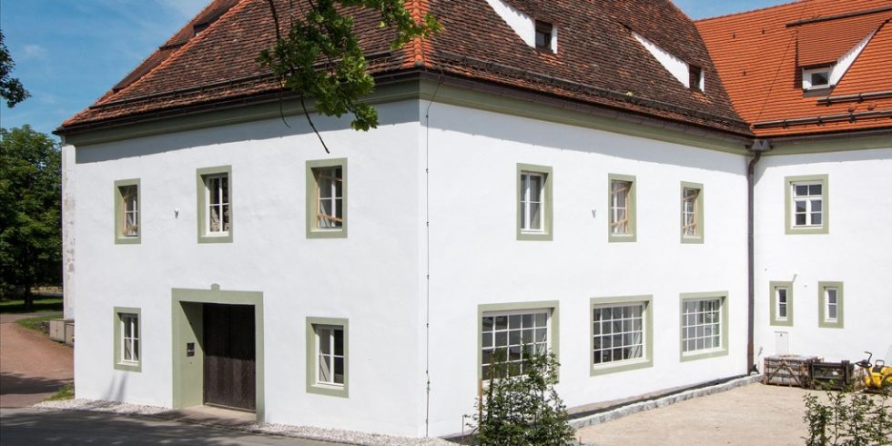 Die verschiedenen Fenstertypen prägen die Fassade der Alten Schäfflerei in Benediktbeuern. Jetzt wurden sie denkmalgerecht und energetisch saniert. Foto: Fraunhofer IBP