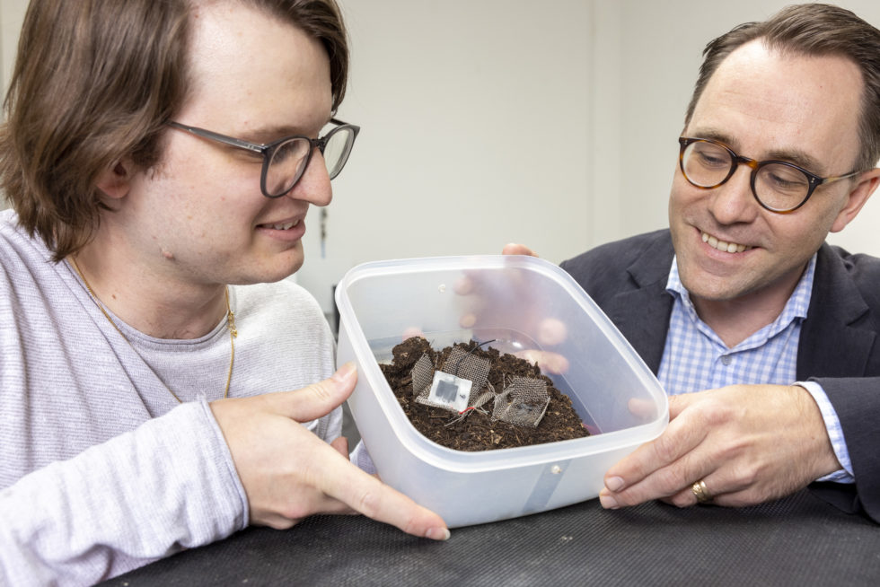 Xavier Aeby und Gustav Nyström halten Box mit Kondensator