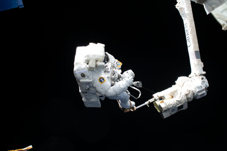 Der Roboterarm „Canadarm“ an der ISS wurde von einem Trümmerteil getroffen. Foto: Nasa/Esa