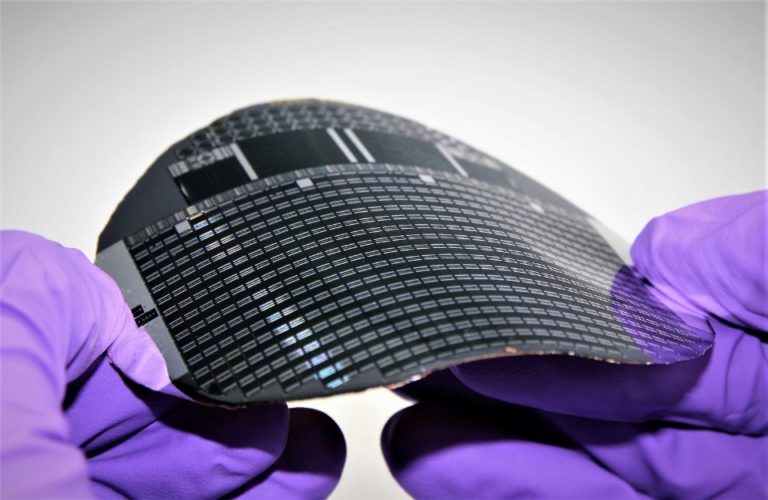 Mit dieser Photovoltaik-Dünnschichtzelle erzielte das Forschungsteam einen Wirkungsgrad von 68,9%. Foto: Fraunhofer ISE / Foto: Henning Helmers
