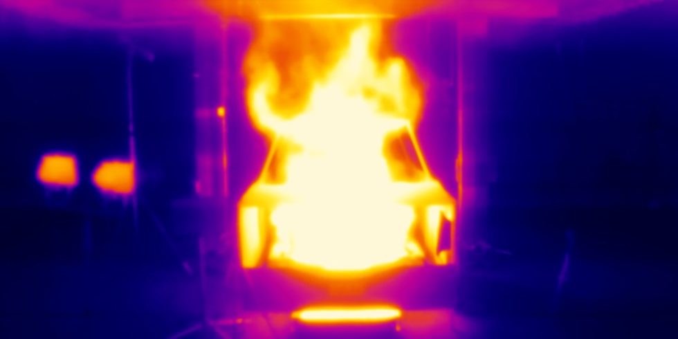 Foto: Wärmebildaufnahme eines Brandversuches mit einer Fahrzeugattrappe. Quelle: IFAB
