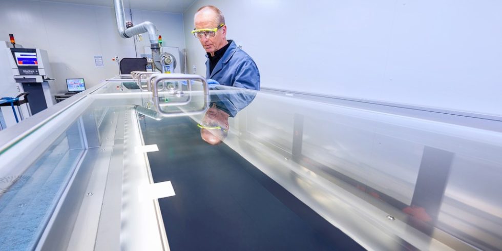 Bild 1. Elektrodenherstellung für Lithium-Ionen-Batterien im Pilotmaßstab am „Applikationszentrum Batterietechnologie“. 

Foto: Fraunhofer IKTS 