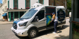 autonom fahrendes Zustellfahrzeug mit Kurier