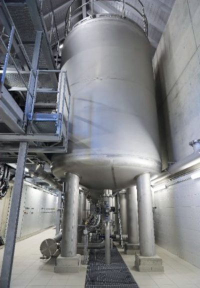 Einer der vier Behälter, die im Wasserwerk‧Rauental mit Aktivkohle gefüllt sind. Jeder hat einen Durchmesser von 3 m und ist 7 m hoch. Foto: Stadtwerke Rastatt