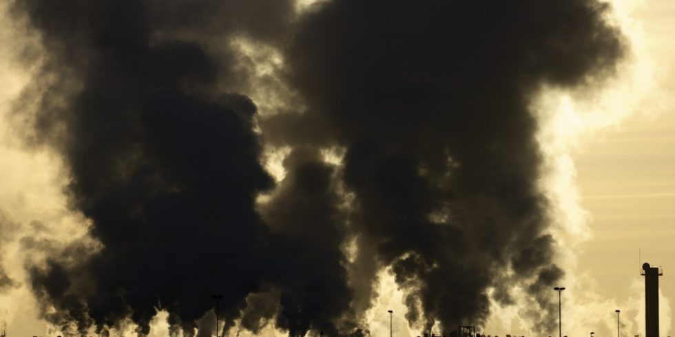 Nach der Explosion im Chempark in Leverkusen war eine gewaltige schwarze Rauchwolke in den Himmel gestiegen und hat u.a. Dioxin-, PCB- und Furanverbindungen transportiert. Foto/Symbolbild: panthermedia.net/pedro2009