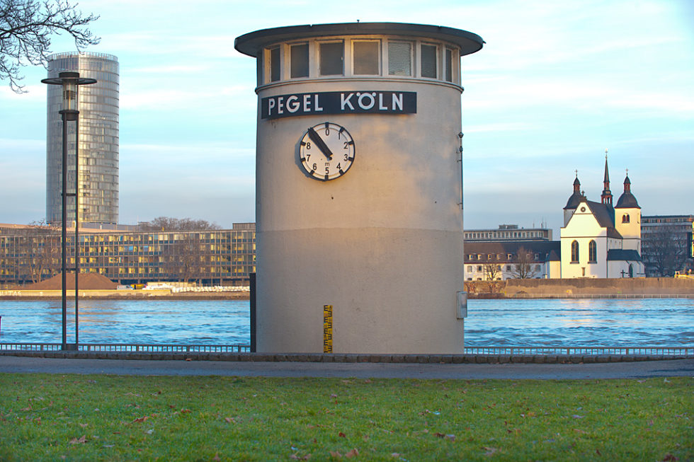 Pegeluhr Rhein Köln