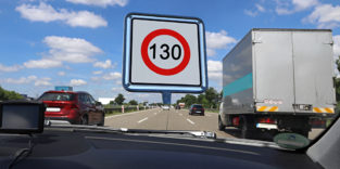 Straße mit Lkw und Pkw Schild 130