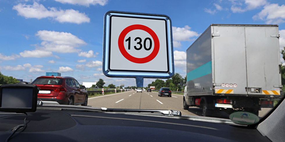 Straße mit Lkw und Pkw Schild 130