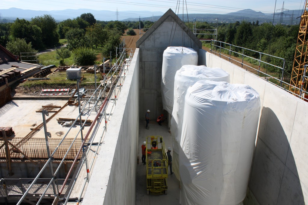 Montage der Filterkessel während der Bauarbeiten im Wasserwerk Rauental im Jahr 2017. Die Filter enthalten jetzt Aktivkohle, um PFAS zu entfernen. Foto: Stadtwerke Rastatt