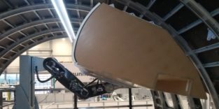 automatisierter Einbau eines Handgepäckfachs im Flugzeugrumpf