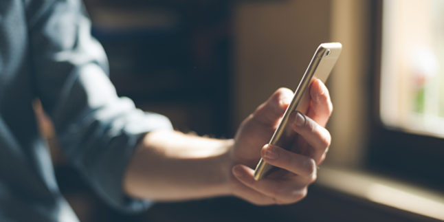 Hand mit Smartphone
