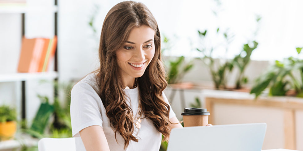 Frau am Schreibtisch mit Laptop