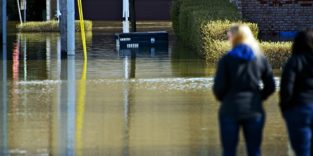 Zwei Frauen schauen auf Hochwasser