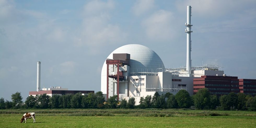 Das Kernkraftwerk Brokdorf in Schleswig-Holstein ist noch bis Ende des Jahres am Netz. Danach beginnt auch dort der Rückbau. Foto: PantherMedia / Uwe Gernhoefer