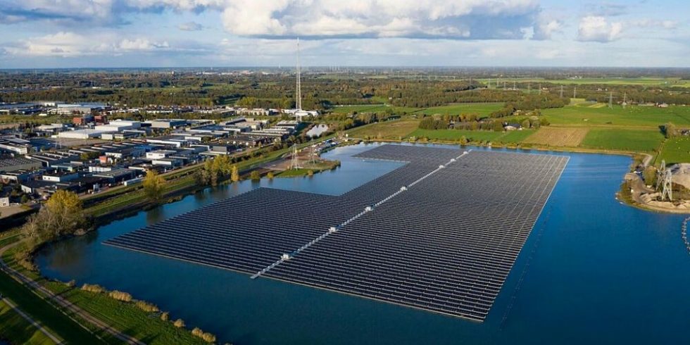 Schwimmende Solaranlagen haben aufgrund der Kühlwirunkg des Wassers einen höheren Wirkungsgrad als Photovoltaik-Anlagen an Land. Foto: BayWa