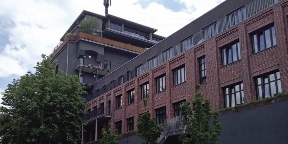 Neues Nutzungskonzept für eine historische Landmarke: Der Hochbunker im Düsseldorfer Stadtteil Gerresheim (im Vordergrund der neu entstandene Anbau). Foto: David Wodtke