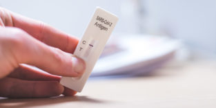 Antigenschnelltest in Hand