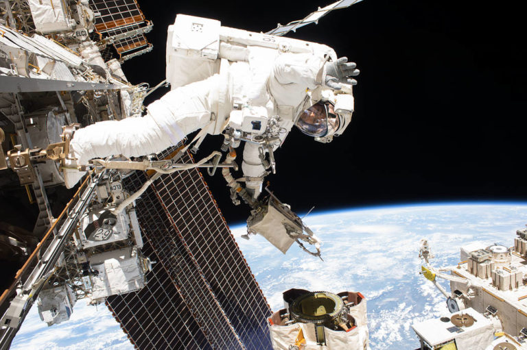 Astronaut Mark Vande Hei beim Spacewalk: Er führt Arbeiten am Roboterarm Canadarm 2 der ISS durch. Foto: Nasa