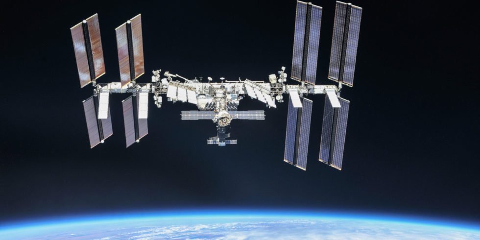 Die Internationale Raumstation ISS: In 400 Kilometern schwebt sie seit über 20 Jahren über der Erde. Foto: Nasa