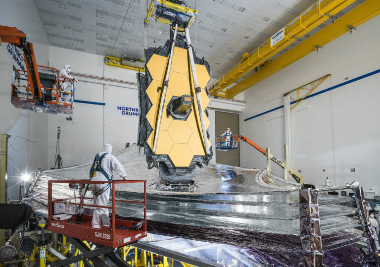 Ingenieure testen das James-Webb-Weltraumteleskop. Foto: Nasa