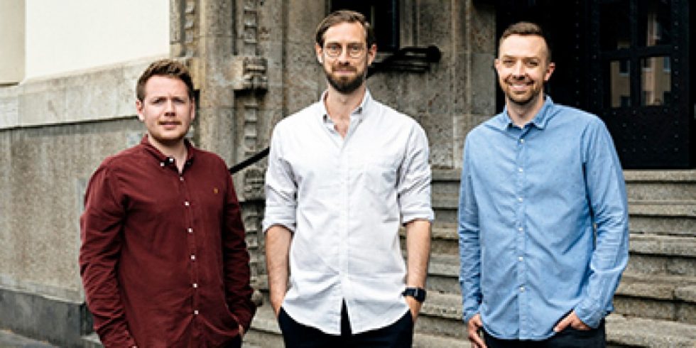 Nominiert für den Deutschen Gründerpreis: Felix Schürholz (links), Dr. Niklas Hellemann (Mitte) und Lukas Schaefer (rechts) der Firma SoSafe. Foto: Dirk Brunieck