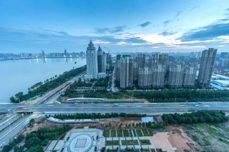 Die chinesische Metropole Wuhan: Hier traten die ersten Corona-Fälle auf, in der Stadt herrschte zeitweise ein strikter Lockdown vor. Foto: Panthermedia.net/gjp1991