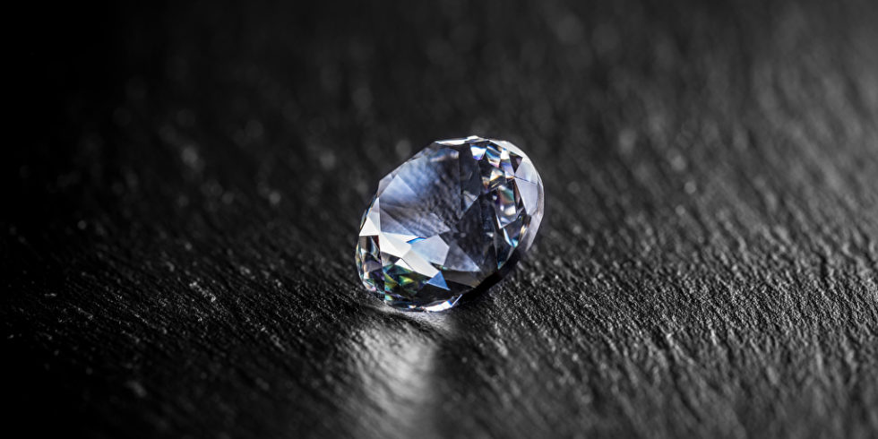 Diamant auf dunkler Fläche