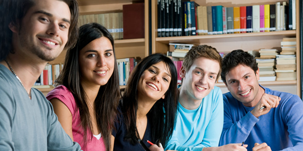 Gruppe Studierender am Tisch