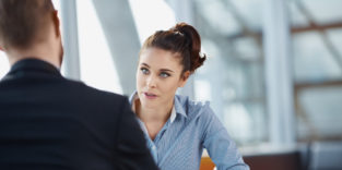 Zwei Personen am Tisch Vorstellungsgespräch