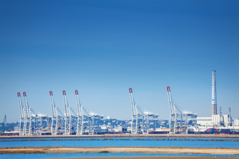 Blick auf den Hafen von le havre mit Portalkränen und Containern