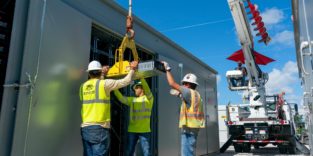 Arbeiter vor Container