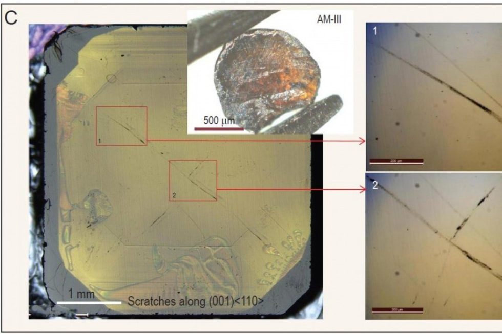 Ein 1 mm breites AM-III-Glas hat einen Kratzer auf der Oberfläche eines natürlichen Diamantsteins hinterlassen. Foto: National Science Review
