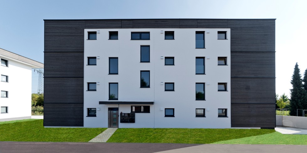 Bauherren und Planer wollten, dass innen wie außen erkennbar bleibt, dass dieses Gebäude aus Holz realisiert wurde. Foto: ZimmerMeisterHaus/Joachim Mohr