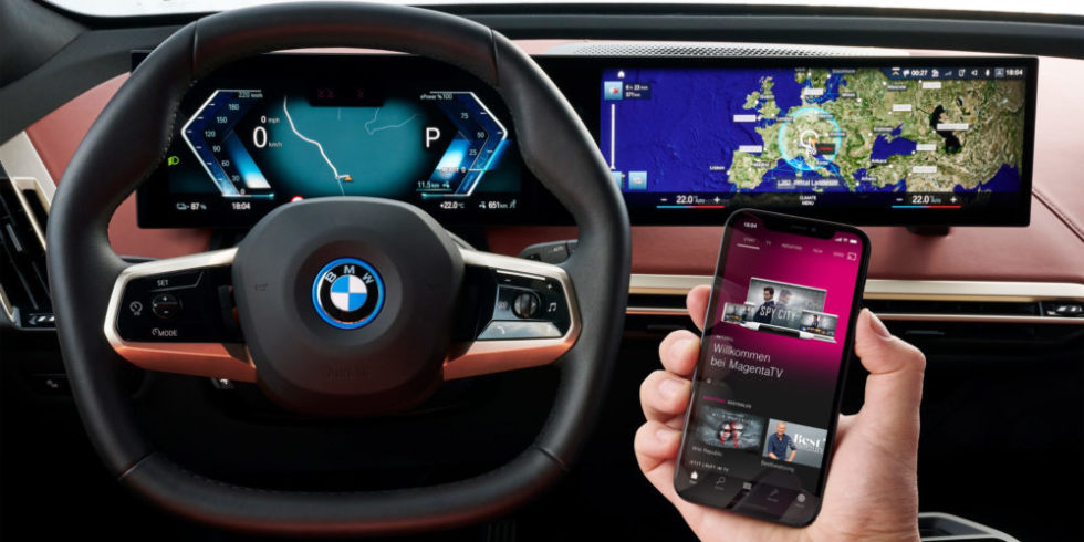 BMW iX Cockpit und Smartphone