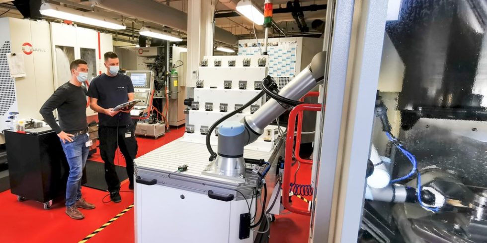 Thales in Ulm nutzt ein mobiles System mit einem Cobot, um eine Fräsmaschine automatisch zu beladen. Foto: Thales