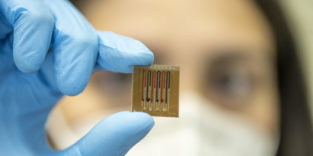 Mikrofluidik-Multiplex-Biosensor in Hand