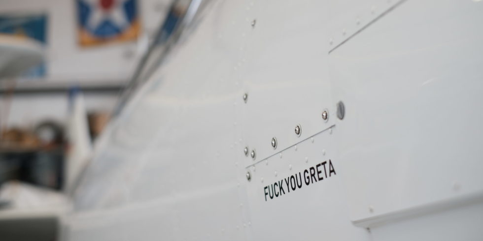 Eine Aufschrift auf einem historischen Flugzeug sorgte bei manchen Besuchern des Tages der Deutschen Luft- und Raumfahrtregionen für Stirnrunzeln. Foto: Peter Sieben
