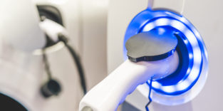 Hybridfahrzeug an der Ladesäule